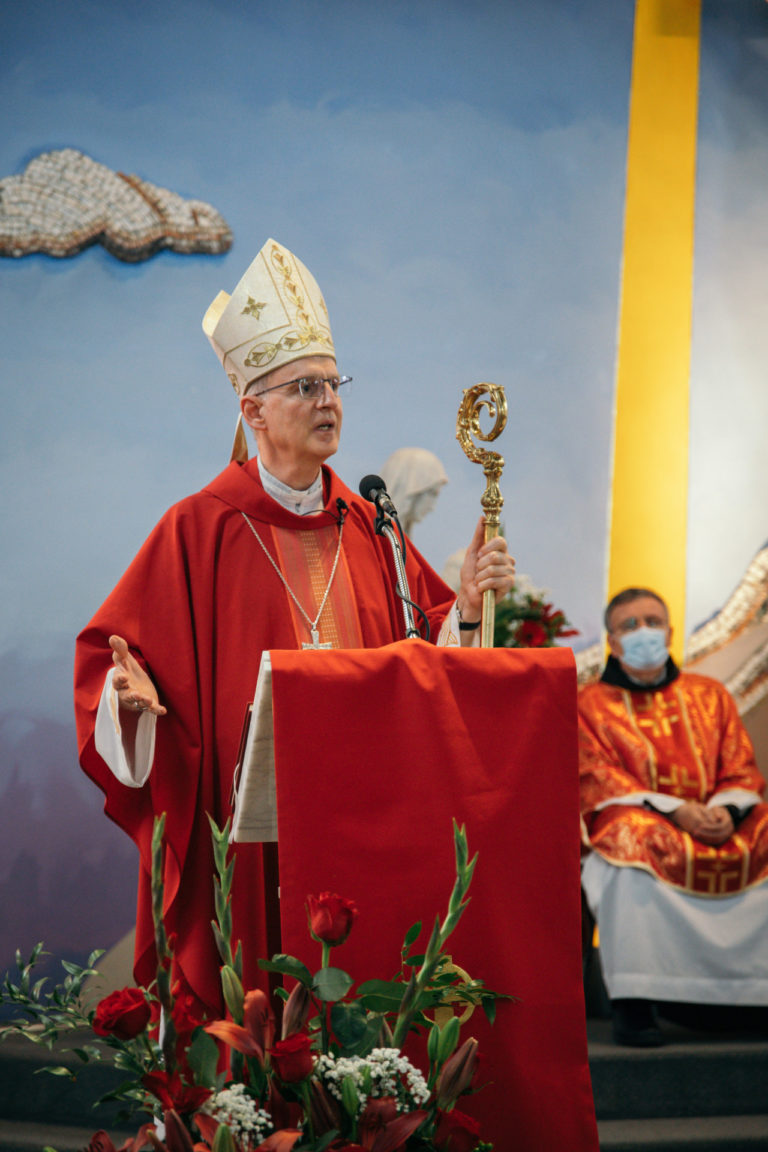 NADBISKUP PETAR RAJIČ Križ je središnji znak kršćanstva koji izaziva ...