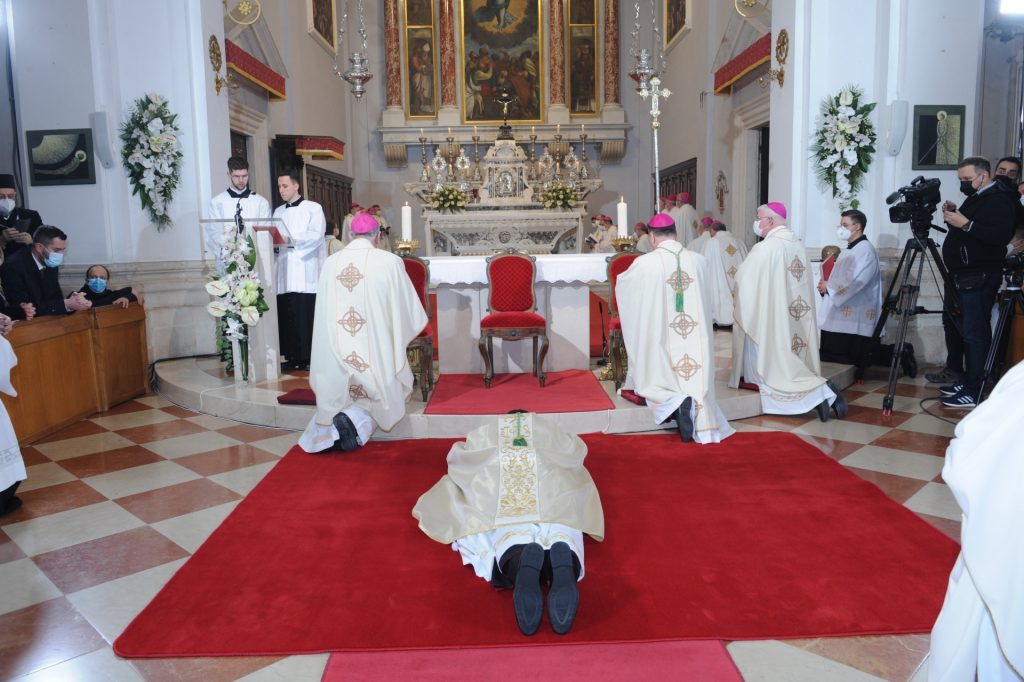 Kako izgleda ređenje biskupa? Biskupsko ređenje Dubrovačka biskupija Biskup Roko Glasnović 18