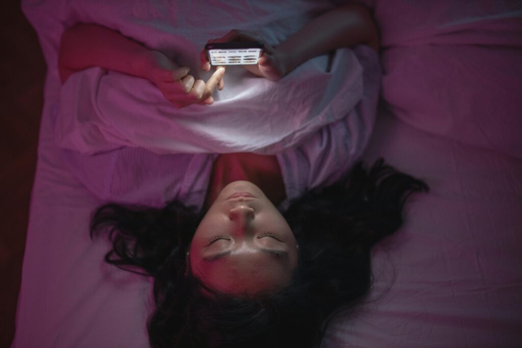 Djevojka na mobitelu / Foto: Pexels