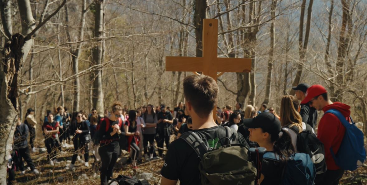 Isječak iz videospota pjesme "Odzivam se, Isuse". Prizor s Planinarskog križnog puta za mlade kojega je organizirala Župa sv. Ivana, apostola i evanđelista 5. travnja 2025. usponom na Petralj - Malu Čvrsnicu.