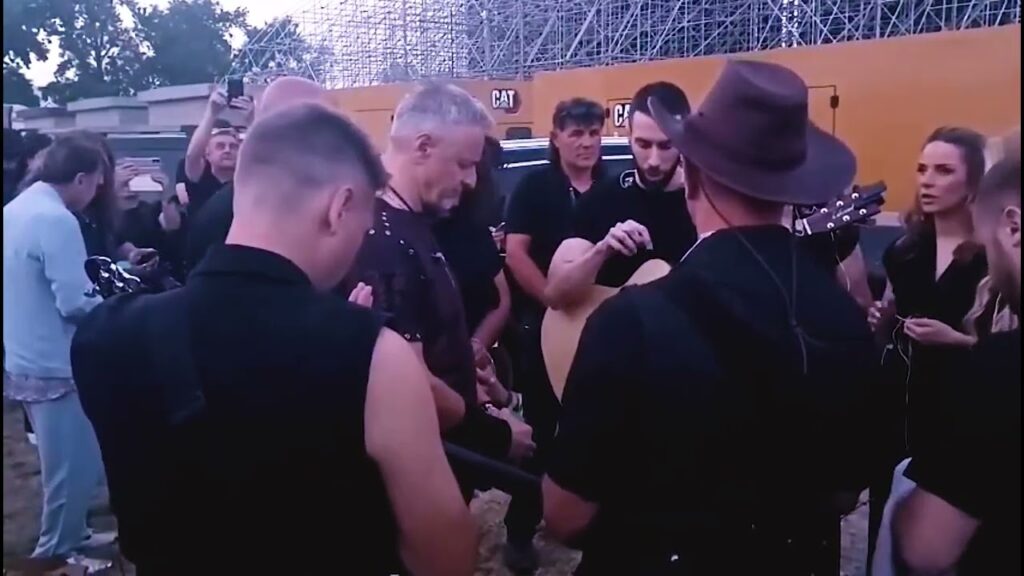 Marko Perković Thompson, Petar Buljan i sestre Palić okupljeni u molitvi prije koncerta na Hipodromu