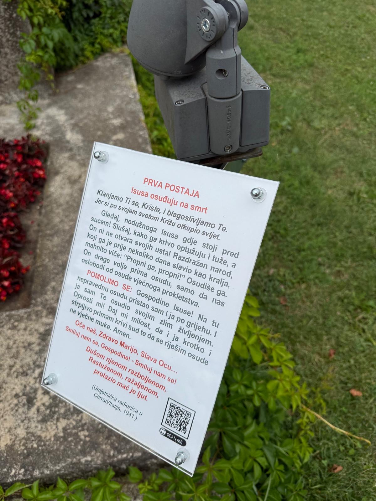 Molitva ispred postaje križnog puta s QR kodom