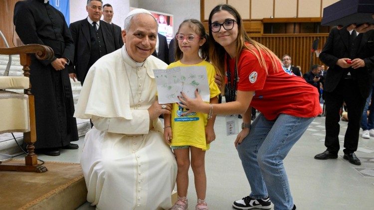 Papa Lav XIV. i djevojčica koja mu je poklonila crtež. Ova fotografija govori puno o prva dva mjeseca njegova pontifikata