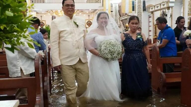 Filipini. Mladenka u vjenčanici hoda prema oltaru u poplavljenoj crkvi