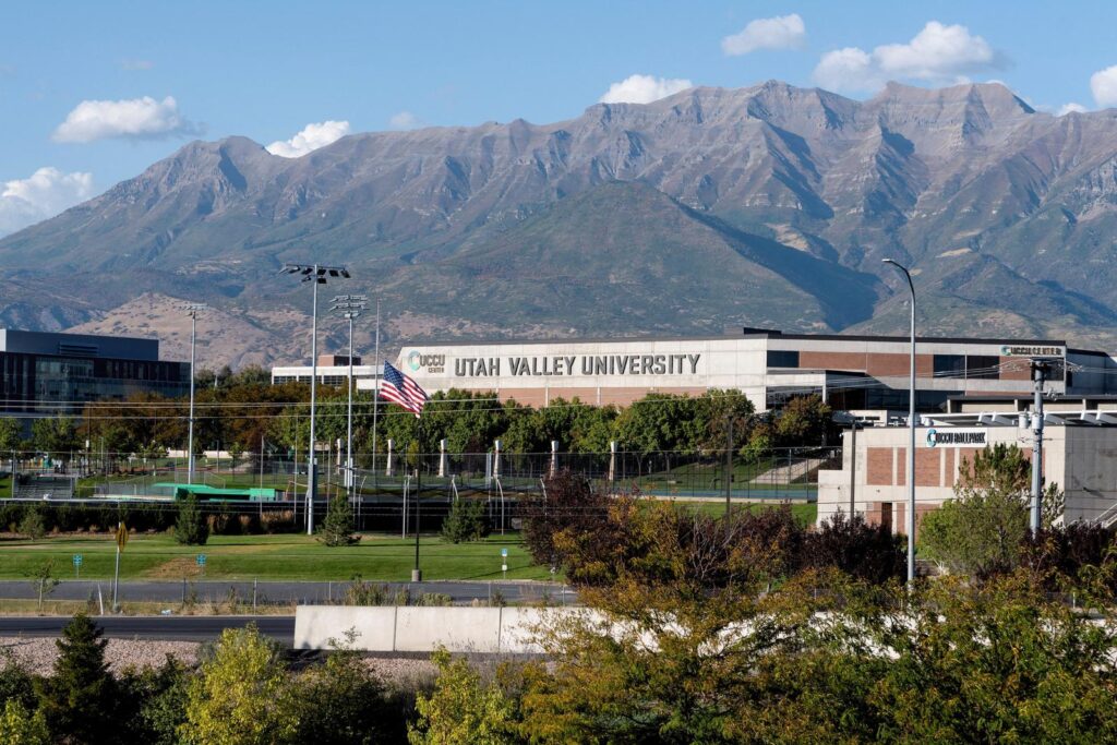 Američka zastava spuštena na pola koplja na kampusu Sveučilišta Utah Valley, na kojem je ubijen Charlie Kirk / Foto: CHENEY ORR/REUTERS