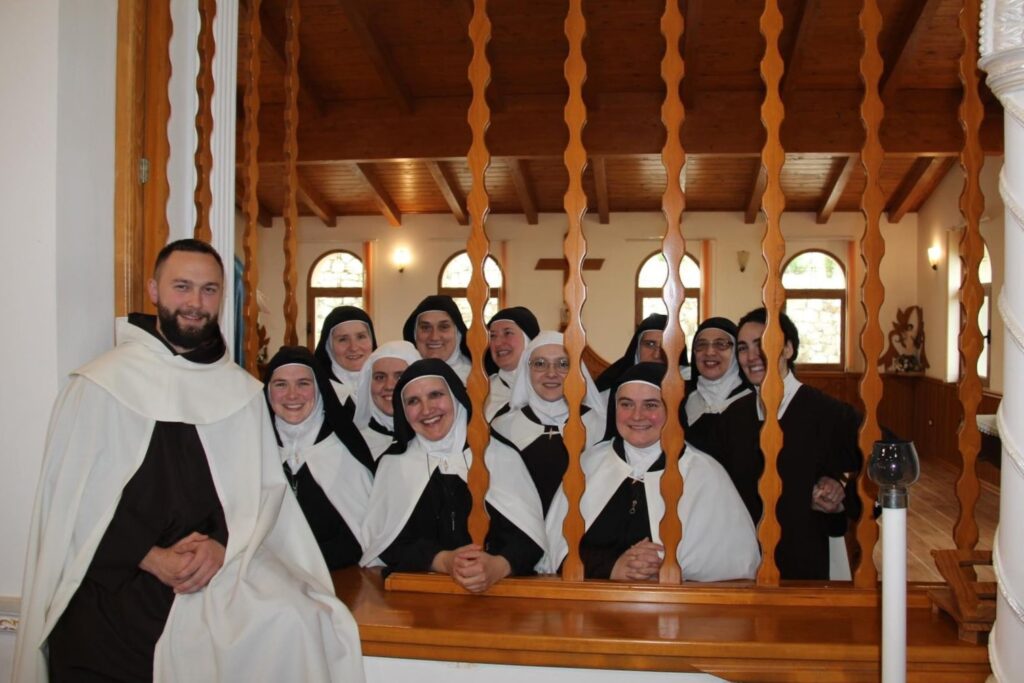Misionarke karmelićanke pozivaju na zajedničku molitvu za prijatelje misija i dobročinitelje! Bosonoge karmelicanke u Albaniji missioHR