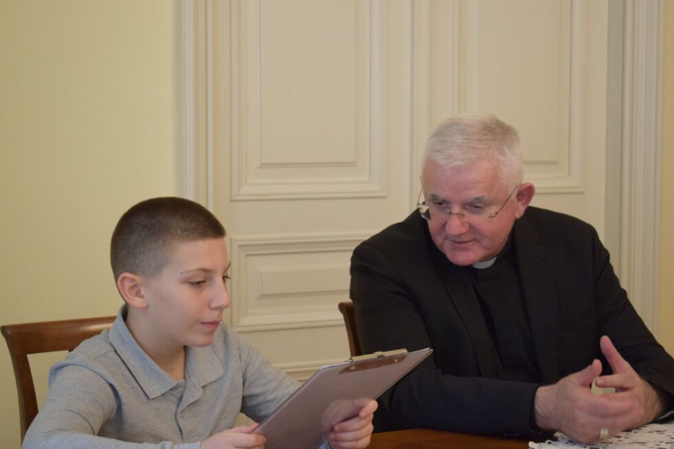 INTERVJU Mons. Uzinić učenicima otkrio najdraži školski predmet, tko mu je uzor, što ga najviše veseli... Mons. Mate Uzinic Foto OS Lovran