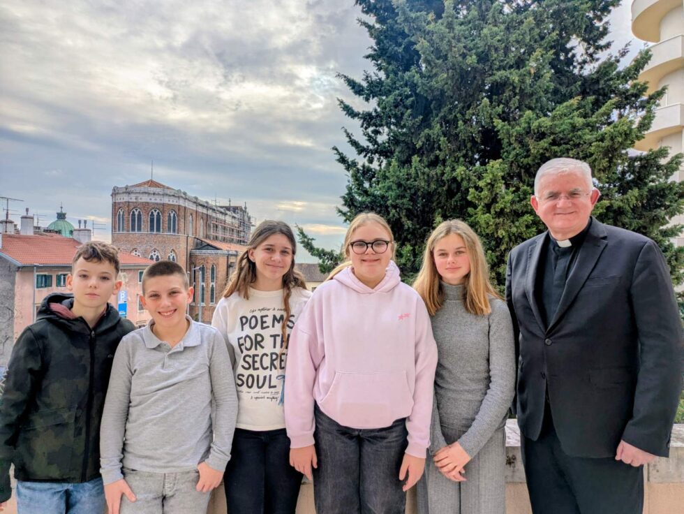 INTERVJU Mons. Uzinić učenicima otkrio najdraži školski predmet, tko mu je uzor, što ga najviše veseli... Mons. Mate Uzinic i ucenici OS Viktora Cara Emina u Lovranu