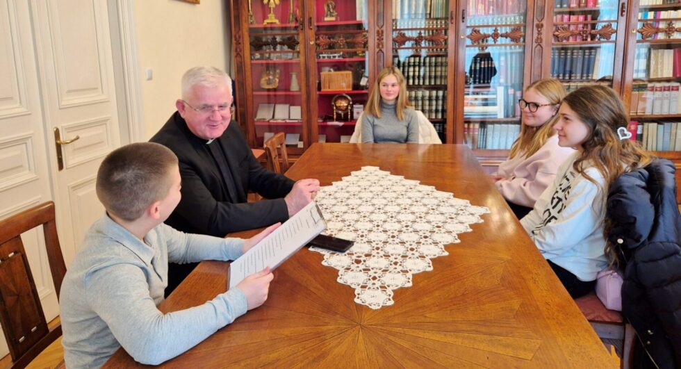 INTERVJU Mons. Uzinić učenicima otkrio najdraži školski predmet, tko mu je uzor, što ga najviše veseli... Mons. Mate Uzinic u razgovoru s ucenicima Foto OS Lovran