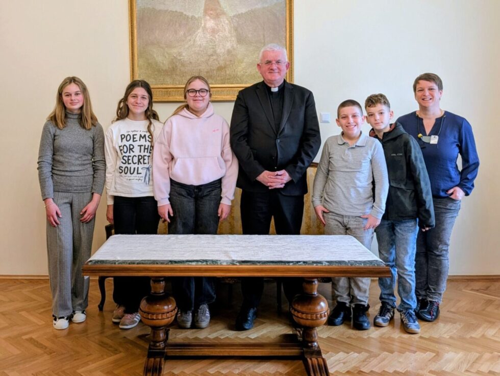 INTERVJU Mons. Uzinić učenicima otkrio najdraži školski predmet, tko mu je uzor, što ga najviše veseli... Mons. Uzinic i ucenici OS Viktora Cara Emina u Lovranu