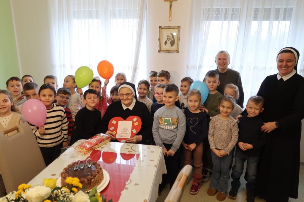 S. Magdalena Mikašek proslavila 100. rođendan: Najvažnije je ne prestajati moliti! 100. rodjendan s. M. Magdalene 17